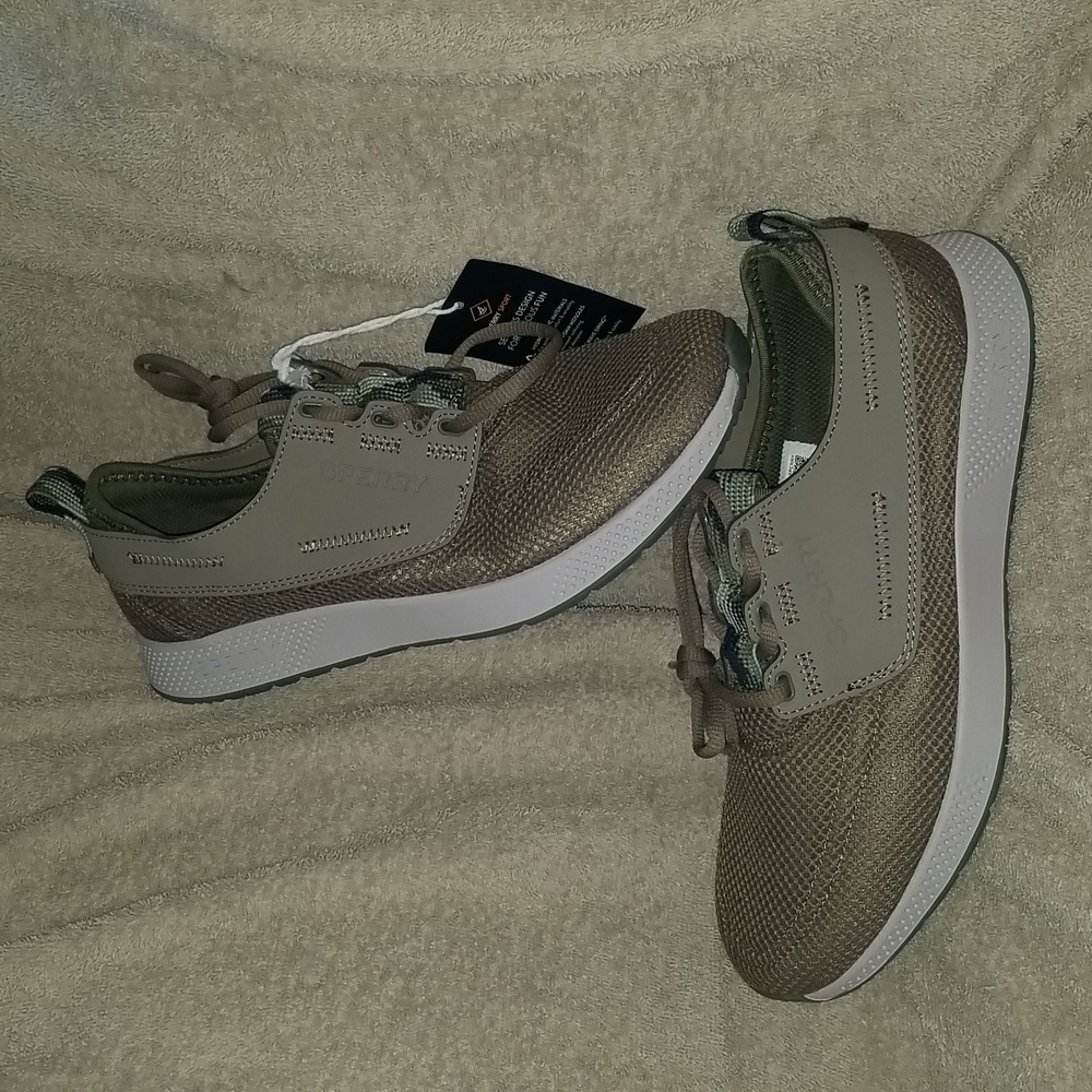 Mens Sperry tennis shoe. Size 10